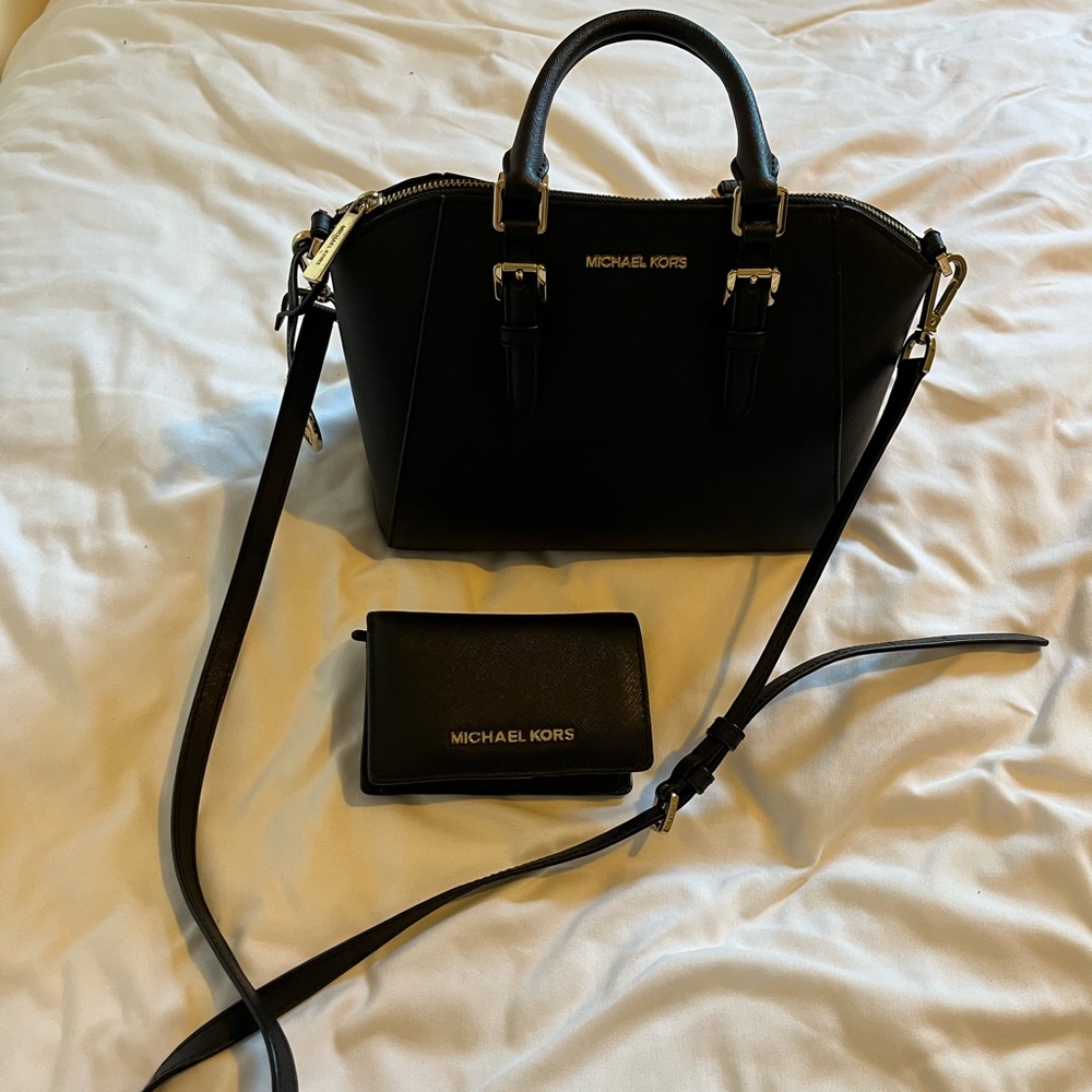 Micheal Kors purse with matching wallet 💌